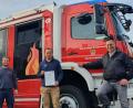 Bild: Peggy Biczysko/fph
Sie sind stolz auf die Anerkennung durch den Freistaat Bayern in Sachen Integration bei der Marktredwitzer Feuerwehr: (von links) Stadtbrandinspektor Maximilian Seiler, Feuerwehrmann Mohammad Alrefai und das aktive FFW-Mitglied Pfarrer Klaus Wening.