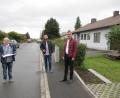 Bild: fg
In der Siedlung bespechen Stefan Bergler (von links) und Tobias Henfling das Projekt Gasanschluss in der Kahlhofsiedlung mit Bürgermeister Hermann Falk.