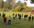 Bild: stg
Kürzlich versammelten sich die Dorfbewohner noch auf einer reinen Wiese, im kommenden Jahr soll daraus der Dorfgemeinschaftsplatz werden.