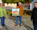Bild: do
Diplom-Bibliothekarin Petra Danzer (links) und Bürgermeister Marcus Gradl (rechts) freuen sich über ein gespendetes Kunstwerk von Johannes Janner. Das wertvolle Bild wird an den Meistbietenden verkauft. Angebote erwarten Stadt und Künstler bis Mitte Dezember 2020.