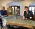 Bild: Karin Wilck
Petra Vorsatz und Dr. Sebastian Schott vor einem Porträt von Albert Vierling, dem Gründer des späteren Stadtmuseums. Zum 125-Jährigen der Einrichtung planen die beiden neben einer Veranstaltungsreihe auch eine ungewöhnliche Stadtchronik.