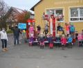 Bürgermeister Matthias Grundler (Zweiter von links) wollte sich dieses besondere Oktoberfest nicht entgehen lassen. Er stattete den Kindern und Erzieherinnen einen Besuch ab.