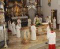 Bild: frd
Vor dem Empfang der ersten Kommunion versprachen die Ertskommunikanten mit der Kommunionkerze am Altar stehend, durch Worte und Taten für ihre Mitmenschen Licht in das Dunkel dieser Welt zu bringen.