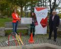 Bild: jr
Am Freitagnachmittag überreichte Vorstandsvorsitzender Ludwig Zitzmann (Sparkasse Oberpfalz Nord) einen Scheck in Höhe von 1500 Euro, der zu gleichen Teilen an die Grundschulen Konnersreuth und Mähring geht. Die Schulleiterinnen Johanna Reger (2. von links) und Edith Bracke (2. von rechts) nahmen den Scheck in Empfang. Mit im Bild Schulrätin Martina Puff, die beide Schulen für die Unterstützung ausgewählt und ihnen damit ein Dankeschön mit auf den Weg gab.