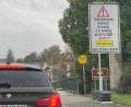 Bild: Völkl
Schon seit fast zwei Wochen machen Hinweisschilder an Bahnübergang und Naabbrücke auf die Sperrung der überörtlichen Verkehrsachse aufmerksam.