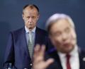 Bild: Michael Kappeler/dpa
Friedrich Merz im Hintergrund hört Armin Laschet zu. Beide sind Kandidaten für den Bundesvorsitz der CDU.