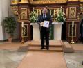 Bild: wku
Organist Thomas Pirner (Mitte) wird geehrt von Kirchenmusikdirektor Gerd Hennecke (links) und Kirchenvorsteherin Manuela Trautmann-Deinzer (rechts).