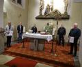 Bild: pi
"Vergelt's Gott" sagt Pfarrer Julius Johnrose sowohl den ausgeschiedenen als auch neuen Mitgliedern des Kirchenausschusses Waldkirch. Dank kommt auch vom neuen Sprecher Martin Vogl (Zweiter von rechts).
