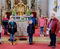 Bild: do
An den Stufen zum Altarraum der Pfarrkirche St. Luzia in Schlammersdorf nimmt Andreas Steinl, Co-Vorsitzender der Kinderkrebshilfe Oberpfalz Nord, die 870-Euro-Spende der sieben Erstkommunionkinder und ihrer Eltern entgegen.