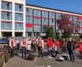 Bild: exb
Die Blaskapelle Großkonreuth vor dem Seniorenheim in der Egerstraße. Im Bild die Musiker mit dem Seniorenbeauftragten der Stadt Tirschenreuth, Konrad Zant.