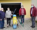 Bild: fvo
Übergabe der gespendeten Gartengeräte am gemeinschaftseigenen Gerätehaus der Siedler am Kinderspielplatz Hofzeil. Von links: Wilhelm und Marie-Luise Karl, Siedlervorsitzender Peter Schuch sowie sein Stellvertreter Manfred Kuhn.