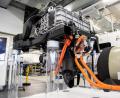 Bild: Matthias Balk/dpa
Das Brennstoffzellensystem eines Antriebsstrang-Exponats in einem Forschungszentrums des Automobilherstellers BMW in Garching, das mit zwei 700 Bar-Tanks für insgesamt 6 Kilogramm Wasserstoff ausgestattet ist und in dieser Form in einem BMW X5 platz findet.