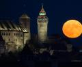 Archivbild: Timm Schamberger/dpa
Hier wird Nürnberg ins beste (Mond)licht gerückt: Am Mittwoch entscheidet sich, ob sich die Stadt Kulturhauptstadt Europas 2025 nennen darf. Unser Archivbild mit dem aufgehenden Vollmond über der Burg stammt aus dem Jahr 2016.