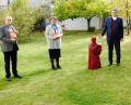 Bild: gac
Für die Schüler gibt es im evangelischen Religionsunterricht auch dieses Mal zum Reformationstag Lutherbonbons, versichern (von links) Zweiter Männerbund-Vorsitzender Karl-Heinz Herbst, die Leiterin des Schulreferats im Dekanat Sulzbach-Rosenberg, Grete Wedel, Dekan Karlhermann Schötz und Stadtpfarrer Roland Kurz.