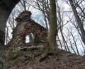 Bild: akp
Steinernes Relikt einer wechselvollen Geschichte: Von der einstigen Burganlage auf dem Frauenstein bei Weiding sind nur noch wenige Mauerreste und Teile eines Torbogens erhalten. Eine Wanderung zum Gipfel dauert etwa eine Stunde.