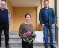 Bild: do
Zum 25-jährigen Arbeitsjubiläum von Stefanie Schuller bei der Steuerberatungsgesellschaft Dilling & Hentzschel gratulieren Steuerberater Günther Dilling (rechts) und Seniorchef Franz Dilling (links).