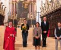 Bild: Monika Demmer/exb
In der Basilika wurde Kurt Fürst wurde als Mesner verabschiedet und Martina Weiß als Nachfolgerin vorgestellt. Von links Kirchenpfleger Martin Rosner, Stadtpfarrer Thomas Vogl, Martinas Weiß, Pfarrgemeinderatssprecherin Sabine Ernstberger, Kurt Fürst, Andreas Grillmeier, Pfarrgemeinderat.