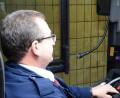 Bild: bey
In der Waschhalle simuliert Horst Waldthier ein starkes Abbremsen, das sich auf dem Monitor als leuchtender Balken (links) darstellt.
