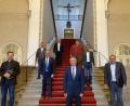 Bild: Patrik Fröhlich/exb
Landtagsabgeordneter Dr. Harald Schwartz (vorne Mitte) lud die betroffenen Bürgermeister aus Amberg-Sulzbach um (von links) Roman Berr, Reiner Pickel, Roland Strehl, Anton Peter, Dieter Dehling und Peter Achatzi zu einer gemeinsamen Diskussionsrunde mit dem Vertreter des Wirtschaftsministeriums, Dr. Stephan Albert, (rechts) in den Bayerischen Landtag ein.