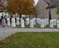 Bild: jr
Die 17 Erstkommunionkinder der Pfarrei St. Laurentius mit Pfarrseelsorger Pater Benedikt Leitmayr (rechts) und Klassen- und Schulleiterin Johanna Reger (links).