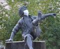 Bild: Benkhardt
Ein Scherzbold hat auch dem Kunstwerk "Schulschwänzer" in Erbendorf einen Mund-Nase-Schutz verpasst.