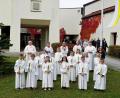 Bild: wec
Pfarrer Herbert Grosser (hinten links) mit den 14 Erstkommunionkindern, Gemeindereferentin Kathrin Blödt (hinten, Zweite von rechts), Lehrerin Ulrike Erlbacher (rechts) und den Ministranten vor der Bruder-Konrad-Kirche.