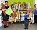 Bild: ubb
Kreativ für die Umwelt und ein besseres Klima: Barbara Schmid, Christa Stock und Rosi Mandry (von links) präsentieren stolz über 300 Einkaufstaschen in allen Größen und Farben. Die Näharbeiten sollen die Plastiktüte ersetzen und damit dem Schutz der Umwelt dienen. Aber auch gegen die Pandemie sind die Mitglieder fleißig am Werk. Der Mundschutz, den die drei Frauen tragen, ist ebenfalls aus Stoffresten von den Näherinnen selbst gefertigt worden.