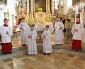 Bild: Josef Böhm
Der sonnigste Tag der Woche begleitete die Kinder Thomas Thanner, Andreas Uschold, Johannes Portner und Melodie Nitschke bei der Feier ihrer Erstkommunion. Mit im Bild Pfarrer Herbert Rösl, Mesnerin Renate Pflug und die diensthabenden Ministranten.