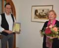 Bild: jr
Alma Pfletscher spielt seit 65 Jahren an der Orgel der Friedenskirche in Groschlattengrün. Pfarrer Klaus Wening würdigte ihr langjähriges Wirken und überreichte im Namen der Evangelisch-lutherischen Kirchengemeinde Groschlattengrün-Pechbrunn eine Dankurkunde, eine CD und einen Blumenstrauß.