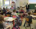 Bild: mez
Bürgermeister Thomas Kaufmann beantwortete geduldig die vielen Fragen der jungen Gemeindebürger der vierten Klasse der Grundschule.