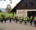 Bild: sgs
Altbürgermeister Hubert Zwack und sein Nachfolger Josef Pretzl freuen sich zusammen mit den Verantwortlichen der Feuerwehr Gleiritsch über die neue Schutzausrüstung für 28 aktive Kameraden und fünf Jungendanzüge