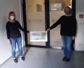 Bild: krb
Susanne Wagner vom Hospiz Neustadt (links) freut sich über eine Spende der DHL-Mitarbeiter. die Susanne Paßlack (rechts) überreichte