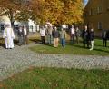 Bild: jr
Vor dem Gottesdienst versammelten sich die Ehejubilare der Pfarrei St. Laurentius für ein Foto vor dem Resl-Haus. Mit im Bild Pfarrseelsorger Pater Benedikt Leitmayr (links).
