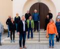 Bild: mab
Die neu gewählte Vorstandschaft der Kolpingsfamilie Schwarzenfeld stellt sich mit Abstand zu einem gemeinsamen Bild mit den beiden Vorsitzenden Wolfgang Lobinger und Maria Meyer (vorne Mitte) auf.