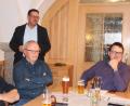 Bild: jr
Bürgermeister Stephan Schübel (stehend) überbrachte bei der Generalversammlung des Pechlattenfixner Dorftheaters den Dank der Gemeinde. Rechts im Bild Vorsitzender Thomas Flügel, in der Mitte Spielleiter Anton Krisch.