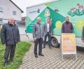 Bild: Martin Schmid, Steinwald-Allianz/exb
Die Lotto-Spitze von Thüringen und Bayern zu Gast im mobilen Dorfladen der Steinwald-Allianz: (von links) Kulmains Bürgermeister Günter Kopp, Steinwald-Allianz-Vorsitzender Johannes Reger, Steinwald-Allianz-Geschäftsführer Martin Schmid, Jochen Staschewski (Geschäftsführer Lotto Thüringen) und Josef Müller (Vizepräsident Lotto Bayern).