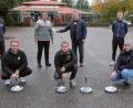 Bild: bsc
Fördervereinsvorsitzender Karl Trottmann (hinten, Mitte) überreichte an Manuel Streim (hinten, Zweiter von links) eine Spende von 400 Euro für sportliches Zubehör. Im Bild ein Teil der neuen Nachwuchs-Eisstockschützen mit dem Abteilungsleiter des Turn- und Sportvereins, Martin Streim (links).