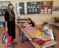 Bild: exb
Öko bei der Schulverpflegung. Cornelia Strigl übergibt Öko-Boxen für die Pausenverpflegung. , die von den Kindern mit Spannung geöffnet werden.