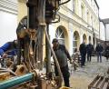 Bild: Petra Hartl
Die Probebohrungen im Innenhof gehören zu den notwendigen Vorarbeiten für die Drei Höfe. Im Bild von links neben den beiden Arbeitern: Baureferent Markus Kühne, OB Michael Cerny, die Bauleiter Bastian Wittl und Vanessa Knoth sowie Architekt Thomas Helm.