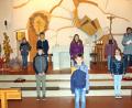 Bild: fvo
Brigitte Krause (hinten, rechts) vom HPZ - Projekt "Sonnenblume" kommt in die Waldthurner Pfarrkirche und nimmt die Spende der Kommunionkinder in Höhe von 615 Euro entgegen