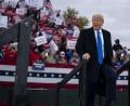 Bild: Evan Vucci
US-Präsident Donald Trump trifft zu einer Wahlkampfkundgebung im Pickaway Agricultural and Event Center in Circleville ein. Der Amtsinhaber will bis zur Wahl am 3. November jeden Tag Kundgebungen halten.