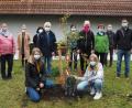 Bild: exb
Vorstandsmitglieder des Obst- und Gartenbauvereins Angfeld pflanzen einen Apfelbaum im Beisein des Zweiten Bürgermeisters Benjamin Hiltl (rechts) und des Vorsitzenden der Feuerwehr, Hans Pickel (hinten, Vierter von links).