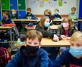 Symbolbild: Gregor Fischer/dpa
Für Grundschüler gibt’s im Landkreis Schwandorf eine Erleichterung: Sie können an ihrem Platz in der Schule die Maske abnehmen und brauchen sie nicht mehr zu tragen.
