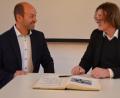Bild: Eva Gröninger
Bürgermeister Hans Ram im Gespräch mit dem Filmemacher Josef Rödl.