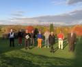 Bild: exb
Bei tollem Herbstwetter konnten die besten Spieler zweier Turniere geehrt werden. Im Bild (von links) GCS-Präsident Wolfgang Ries, Andreas Kunz, Marian Ludwig, Albert Saller, Thomas Dötsch, Andy Kern, Christina Höfer, Otto Gradl und Bürgermeister Klaus Meyer.