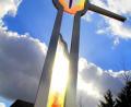 Bild: njn
Das prächtige Kreuz aus Glas und Edelstahl steht seit einem Jahr im neu angelegten Urnenhof des Erbendorfer Friedhofs.