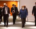Bild: Fabrizio Bensch/dpa
Bundeskanzlerin Angela Merkel (CDU, Mitte), der bayerische Ministerpräsident Markus Söder (CSU, rechts) und Berlins Regierender Bürgermeister Michael Müller (SPD) kommen zu einer Pressekonferenz im Kanzleramt nach einem Treffen mit den Ministerpräsidenten der Länder zum weiteren Vorgehen in der Corona-Pandemie.