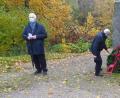 Bild: sor
Reinhold Strobl und Unterbezirskvorsitzender Helmut Fastner bei der Kranzniederlegung am SPD-Gedenkstein in Flossenbürg