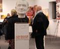 Bild: Williamson, Dagmar 
Achim Hüttner als Büste grüßt seine Gäst: Zum 70. Geburtstag stellt das Amberger Urgestein seine "Kunst aus dem Koffer" in der Stadtgalerie Alte Feuerwache aus.