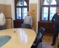 Bild: fsb
Alle drei Fraktionsvorsitzenden Gerhard Steiner (von links), Rainer Hetz und Thomas Hauer des Neustädter Stadtrat stellen sich im Sitzungssaal hinter den Stuhl des Bürgermeisters, um die Solidarität mit seinen Aussagen gegen die Querdenker-Demo zu symbolisieren.